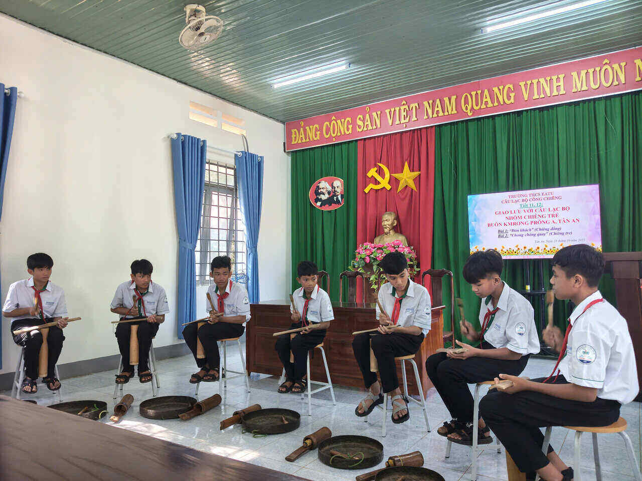 Dak Lak省の学生が、地域における凧揚げ文化の価値の保存に貢献しています。写真:Long Du