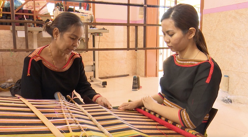 Mot ban tre nguoi E De o tinh Dak Lak yeu va theo hoc nghe det tho cam tu nho cho den khi da truong thanh. Anh: Bao Trung