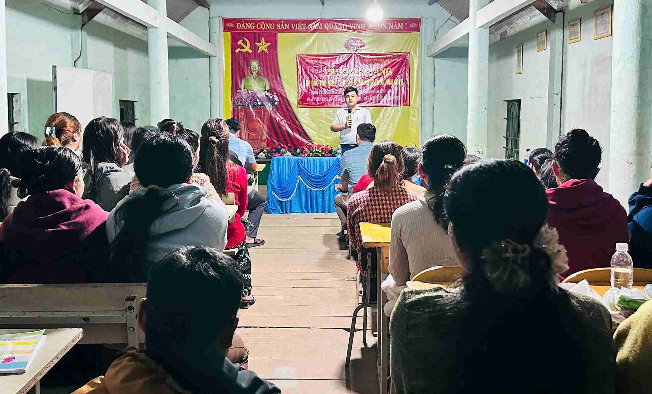 닥락성의 외딴 지역 노동자들은 안정적인 일자리를 갖기 위해 직업 훈련을 지원받습니다. 사진: Long Du