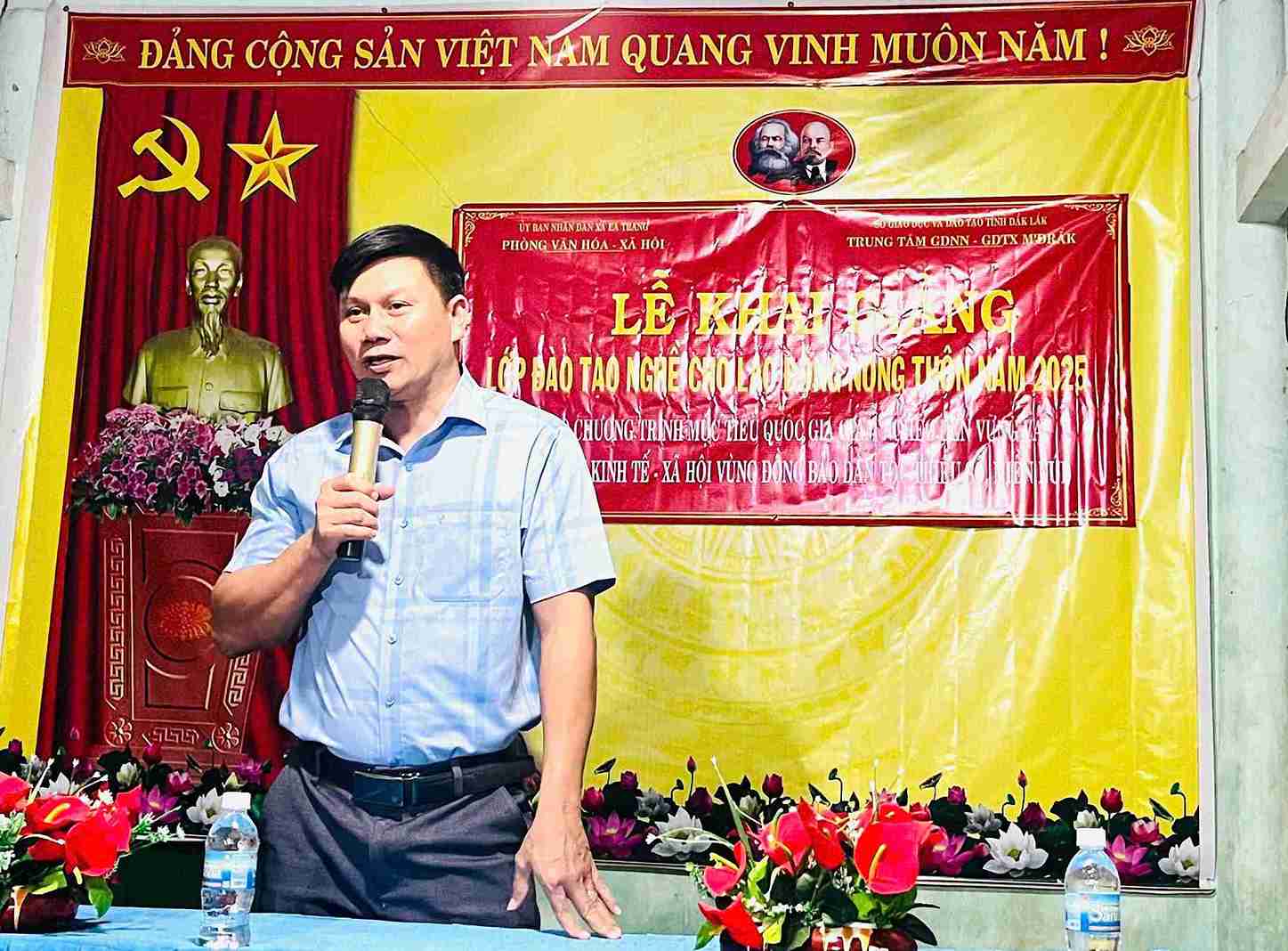Cong tac dao tao nghe duoc gan voi viec tuyen truyen pho bien chu truong, chinh sach de xoa doi giam ngheo. Anh: Long Du