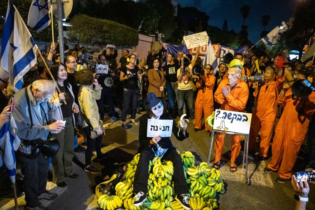 Nguoi bieu tinh tap trung ben ngoai nha rieng cua Tong thong Isaac Herzog o Tel Aviv sau khi Thu tuong Benjamin Netanyahu nop don xin dac xa, ngay 30.11.2025. Anh: AFP