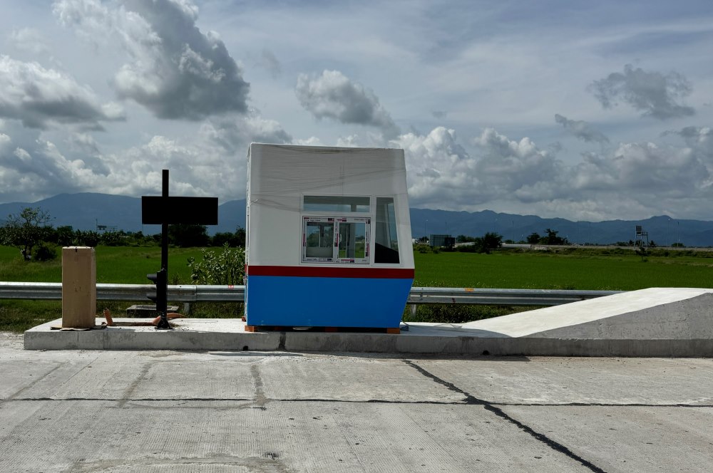 Hang muc dang hoan thien tai khu vuc thu phi o loi ra cao toc. Anh: Duy Tuan