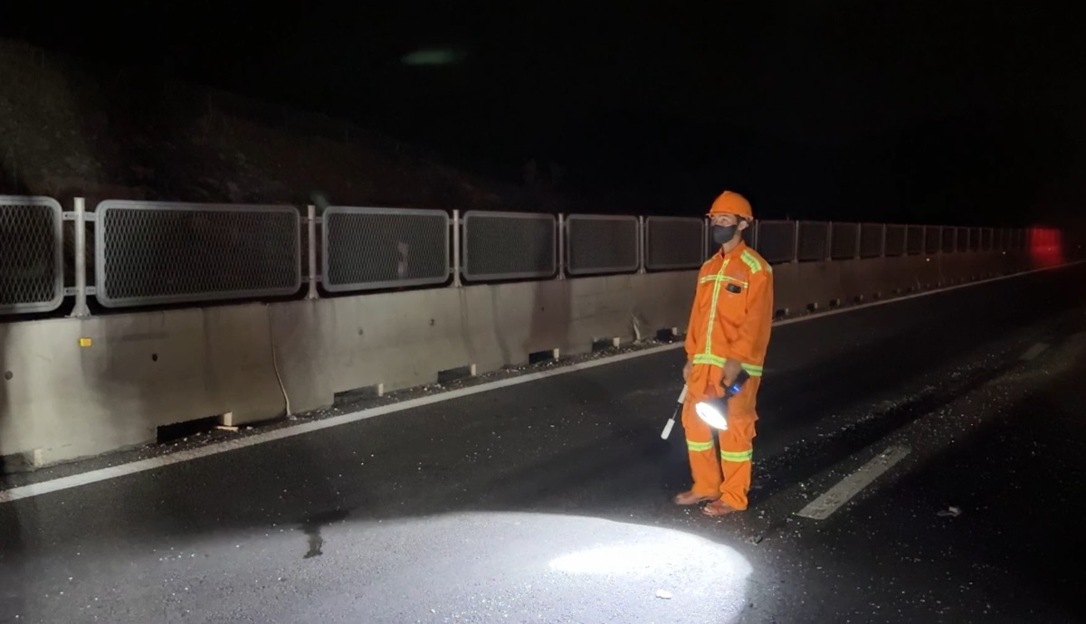 Mot nhan vien van hanh tuyen cao toc Vinh Hao - Phan Thiet dieu tiet giao thong khi co su co tren cao toc. Anh: Duy Tuan