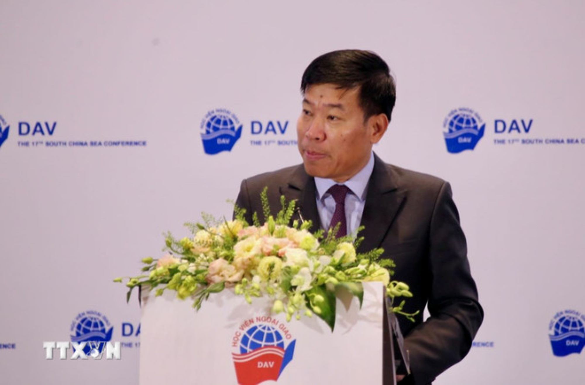 Dr. Nguyen Manh Cuong - Member of the Party Central Committee, Deputy Minister of Foreign Affairs - delivered a speech at the workshop. Photo: VNA
