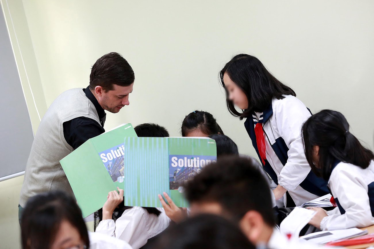 ルオン・ザ・ビン校（ハノイ）の生徒向け英語レッスン。写真: ハイ・グエン