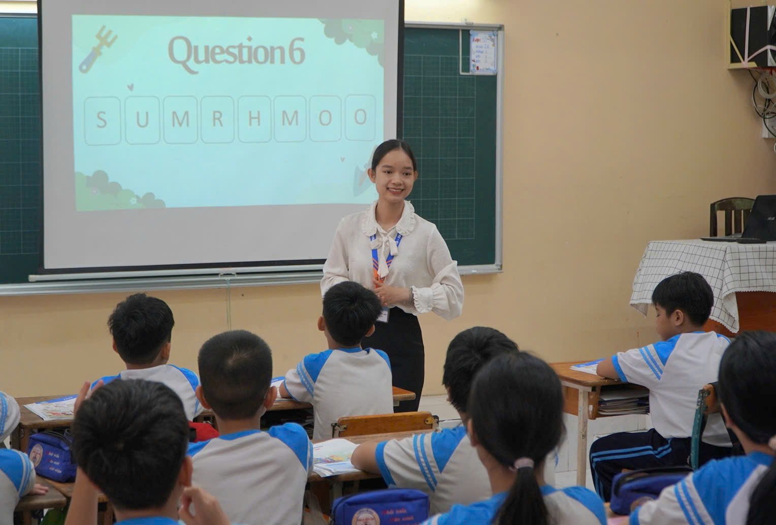 Hoc sinh Truong Tieu hoc Phan Van Tri hoc tieng Anh tai lop. Anh: Chan Phuc