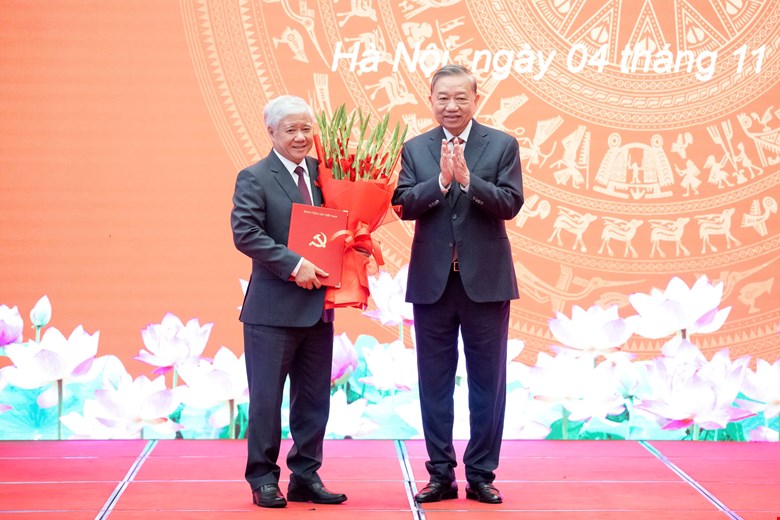 Tong Bi thu To Lam trao quyet dinh, tang hoa chuc mung ong Do Van Chien. Anh: Pham Dong