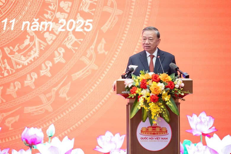 林鄭月娥総書記は政治局の人事決定会議に出席し発言した。写真: ファムドン