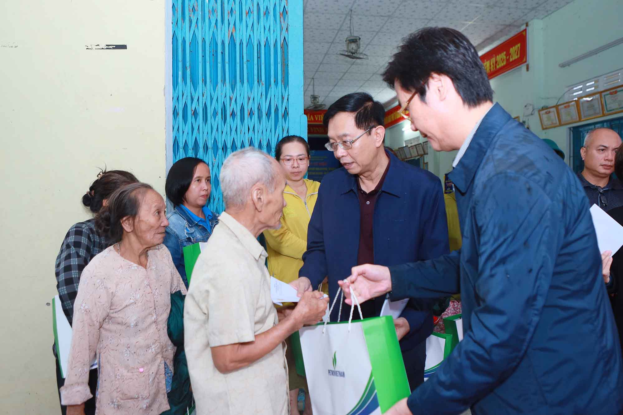 Petrovietnam's working group presented gifts to people in Tu Cau block, Dien Ban Dong ward, Da Nang city. Photo: PVN.