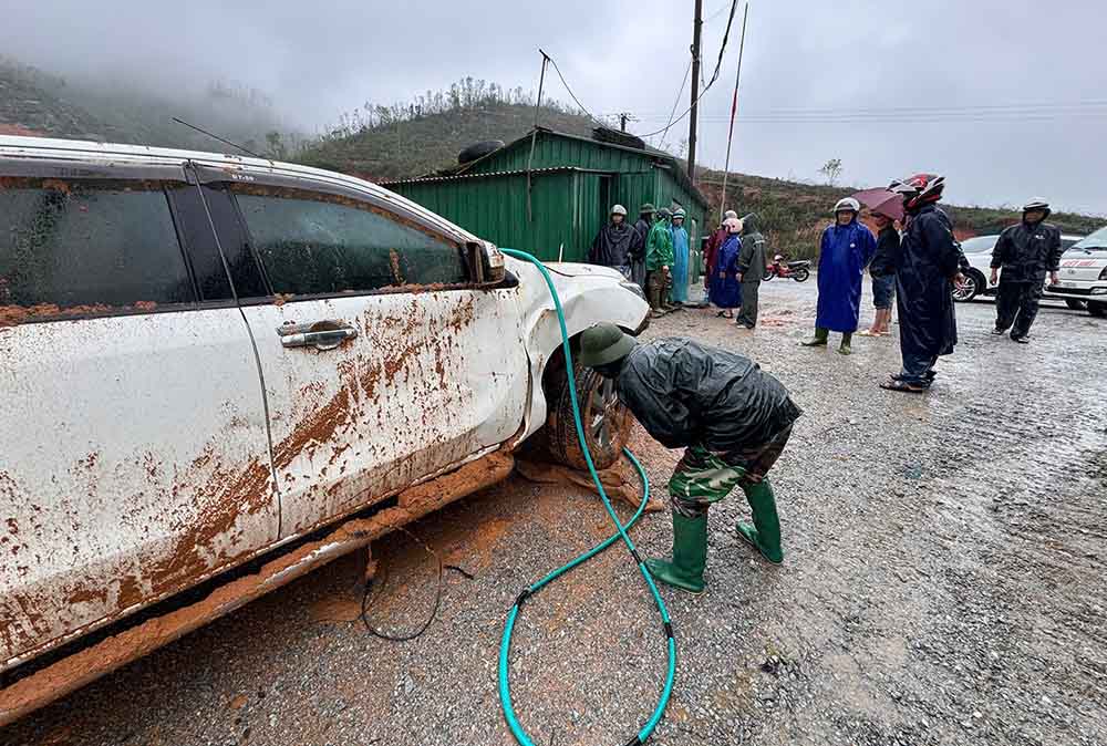 Mot xe o to con hu hong do sat lo. Anh: Tran Tuan.