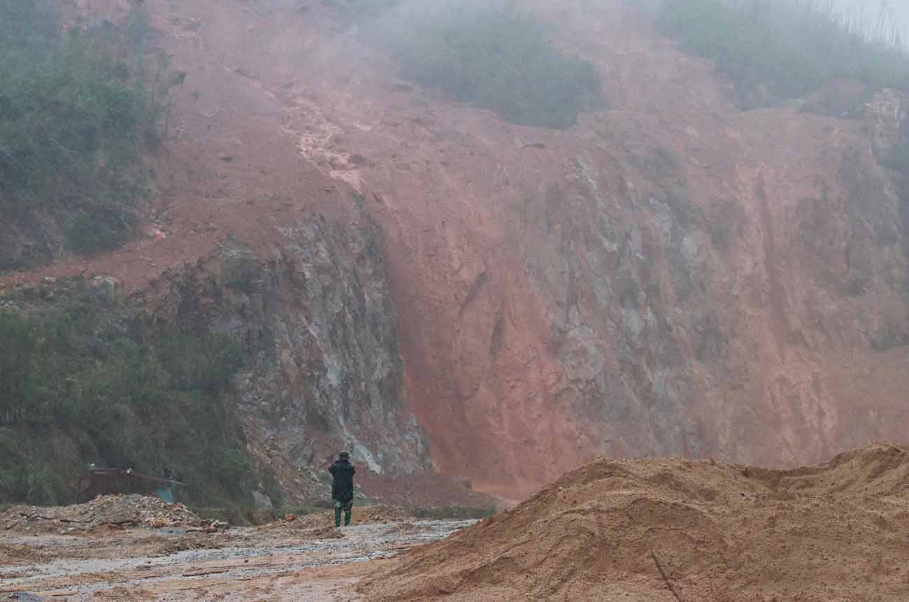 Dat da tren nui tuot xuong. Anh: Tran Tuan.