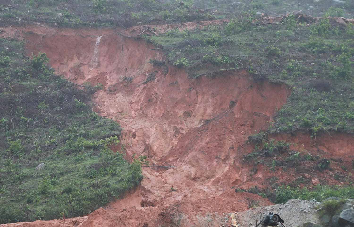 Ru Rach mountain area was eroded. Photo: Tran Tuan.