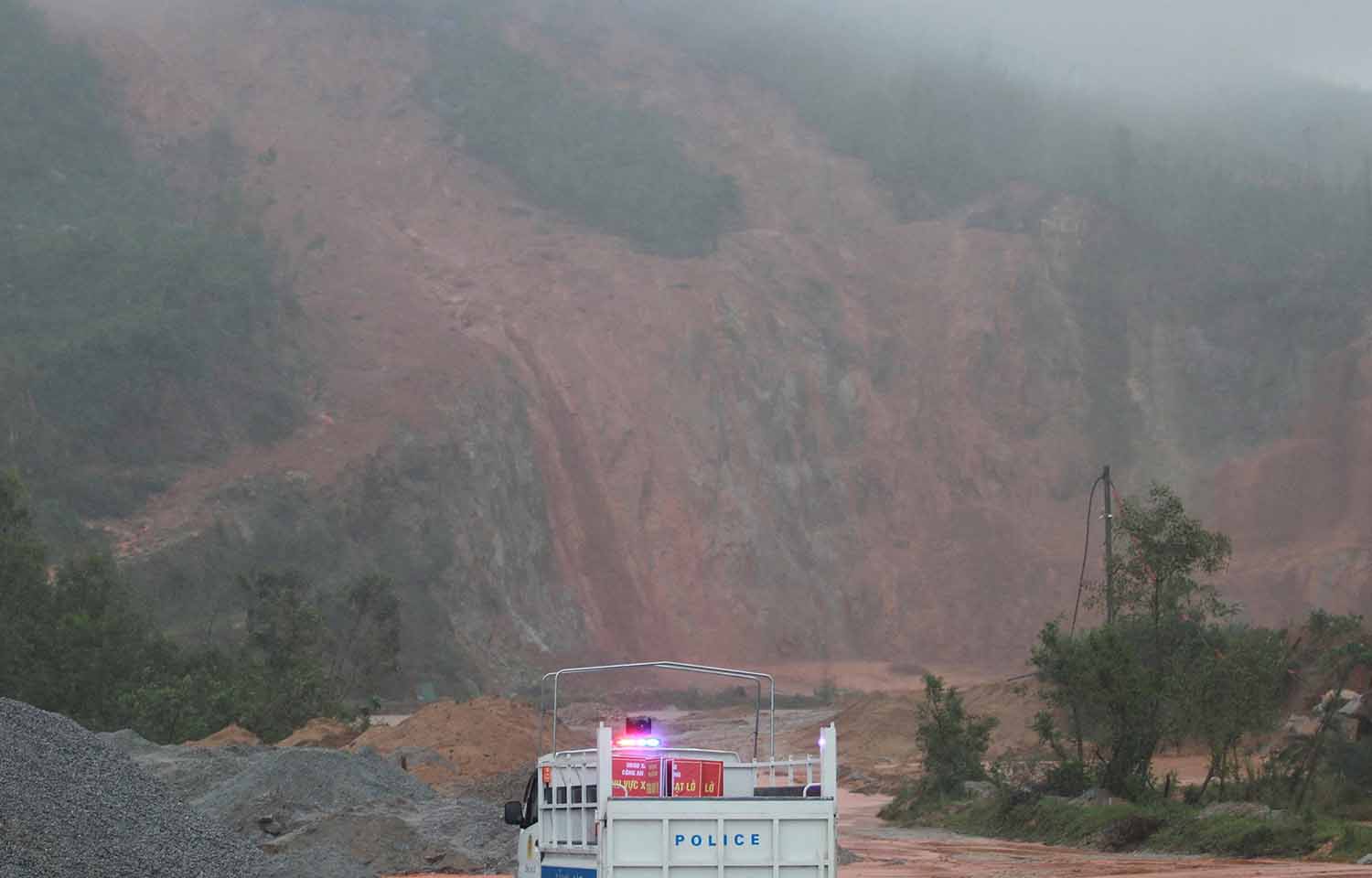 Xe cong an xa co mat tai hien truong de dat bien cam vao khu vuc nguy hiem dang sat lo nham dam bao an toan cho nguoi dan. Anh: Tran Tuan.