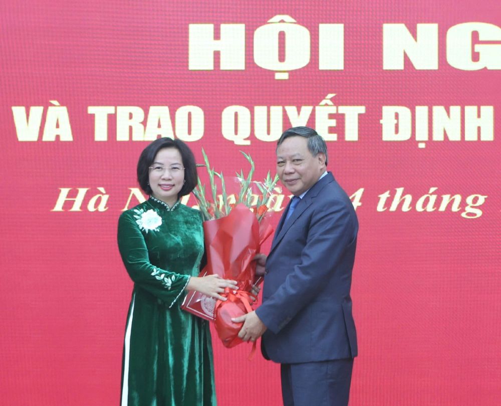 Standing Deputy Secretary of the City Party Committee Nguyen Van Phong presented the Decision and presented flowers to comrade Bui Huyen Mai. Photo: Ha Anh
