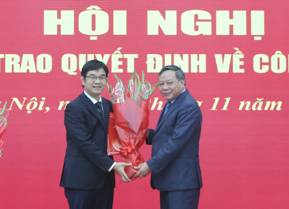 Pho Bi thu Thuong truc Thanh uy Nguyen Van Phong trao Quyet dinh va tang hoa dong chi Nguyen Van Thang. Anh: Ha An