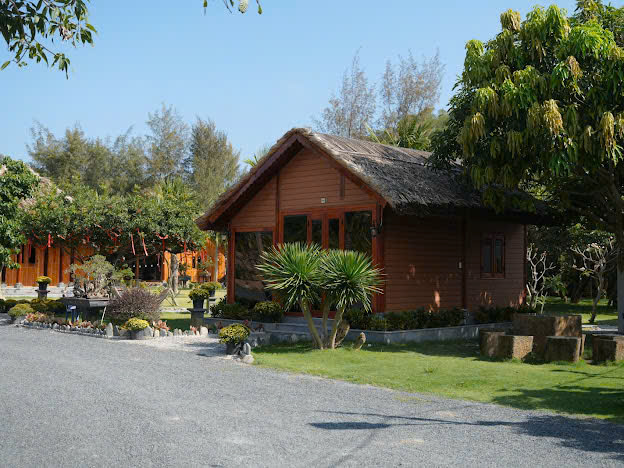 Ben trong khu du lich co ten Son Dung Beach Resort. Anh: Huu Long