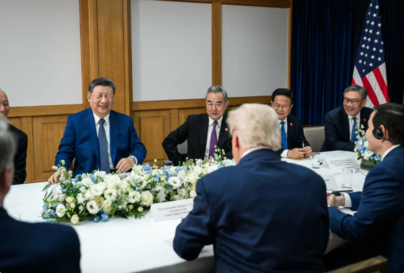 US President Donald Trump and Chinese President Xi Jinping during a meeting at Gimhae air base in Busan (South Korea), on October 30. Photo: White House