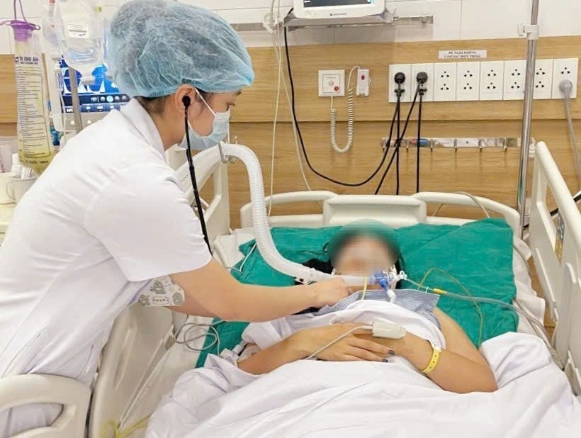 Un medecin s'occupe d'un cas d'intoxication au botulinum cause par une injection de beaute d'origine inconnue. Photo : BVCC