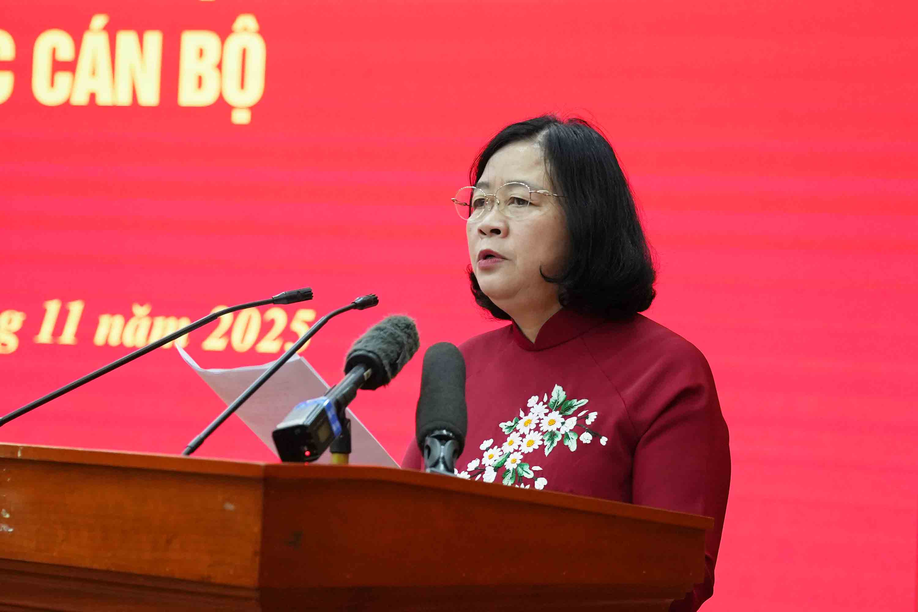 Ms. Bui Thi Minh Hoai, Secretary of the Party Committee of the Fatherland Front and Central Trade Unions for the 2020-2025 term, gave a speech accepting the assignment. Photo: Song Huu