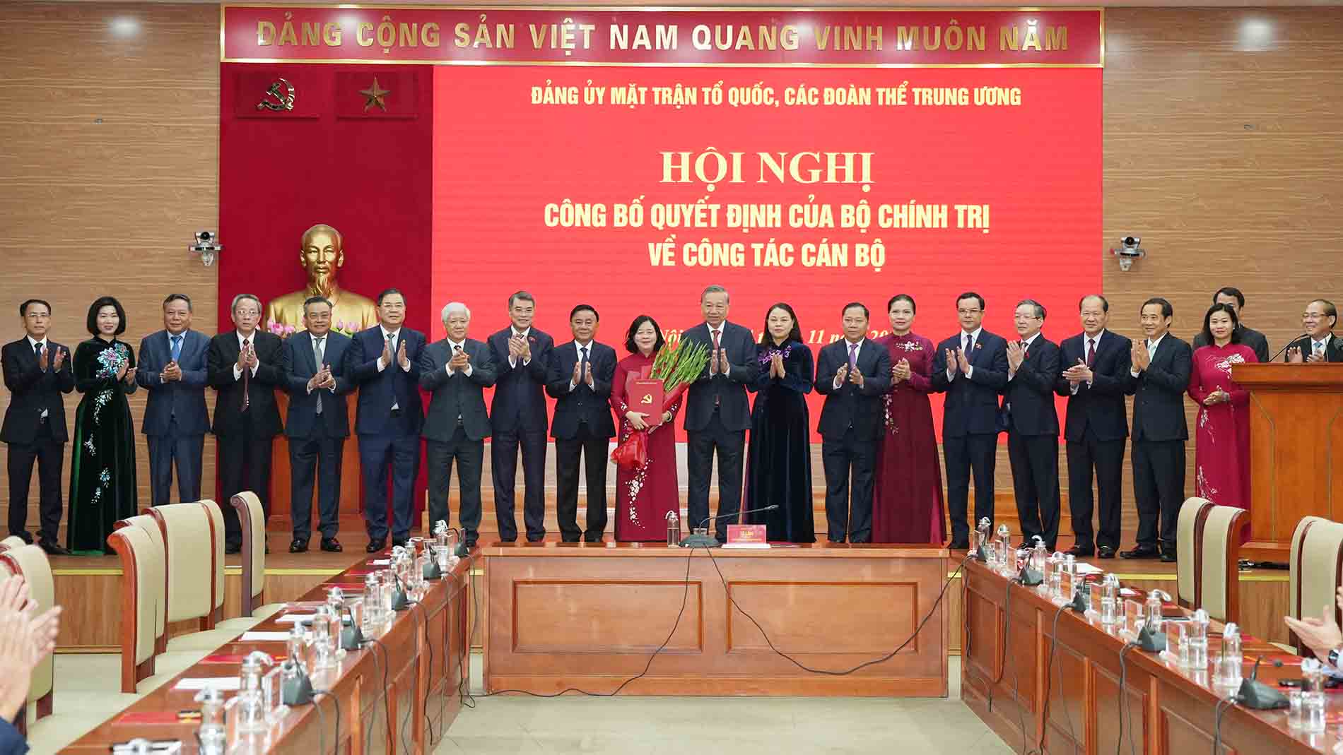 Tong Bi thu To Lam va cac dai bieu tang hoa chuc mung ba Bui Thi Minh Hoai. Anh: Song Huu