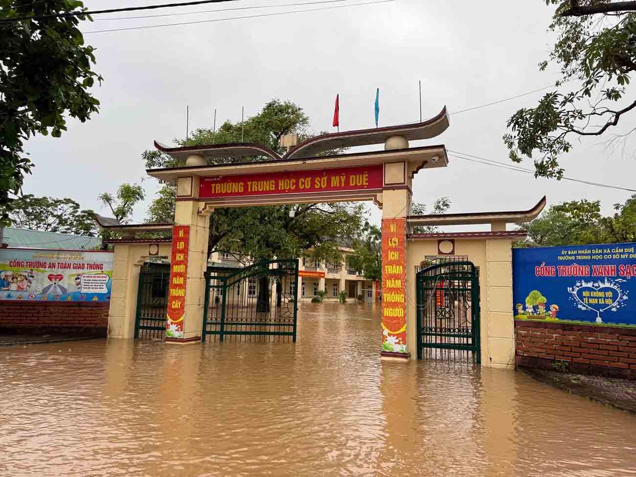 On the morning of November 4, in Ha Tinh, there were still 12,207 students who had to stay home from school. Photo: Tran Tuan.