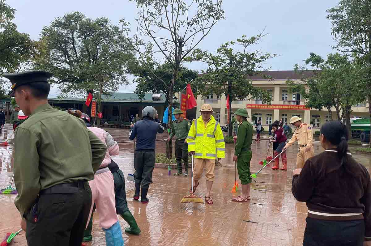 Tai xa Cam Due da co mot so truong hoc nuoc rut nen cac luc luong dang ho tro don bun dat. Anh: Tuan Son.