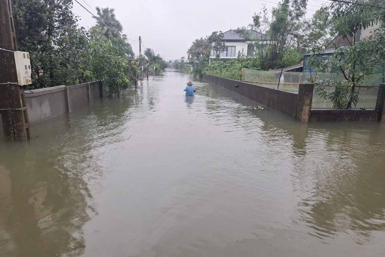 Duong lien thon o to dan pho Tan Hoa, phuong Ha Huy Tap con ngap. Anh: Tran Tuan.