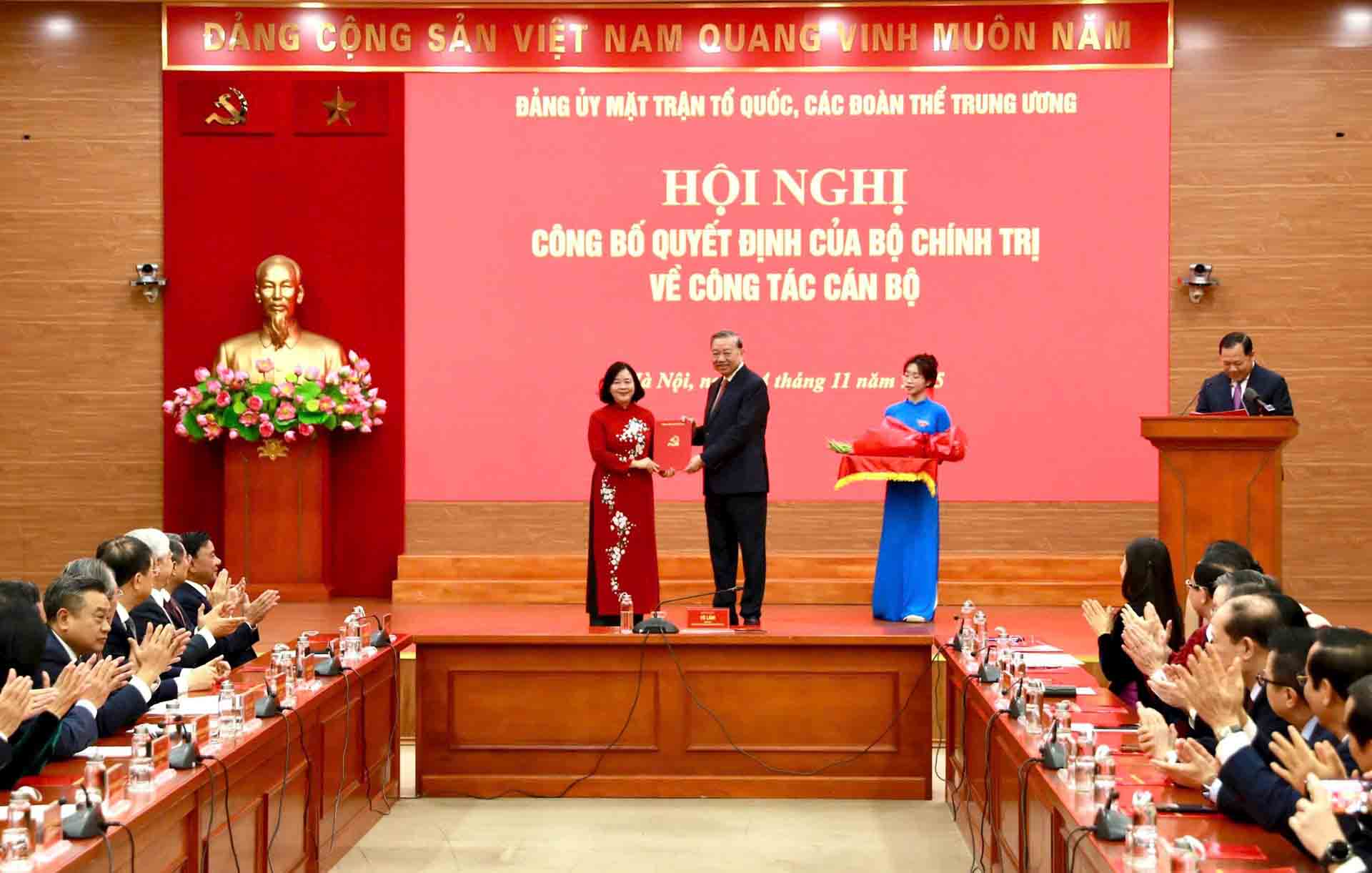 Tong Bi thu To Lam trao quyet dinh toi dong chi Bui Thi Minh Hoai. Anh: Huu Chanh 