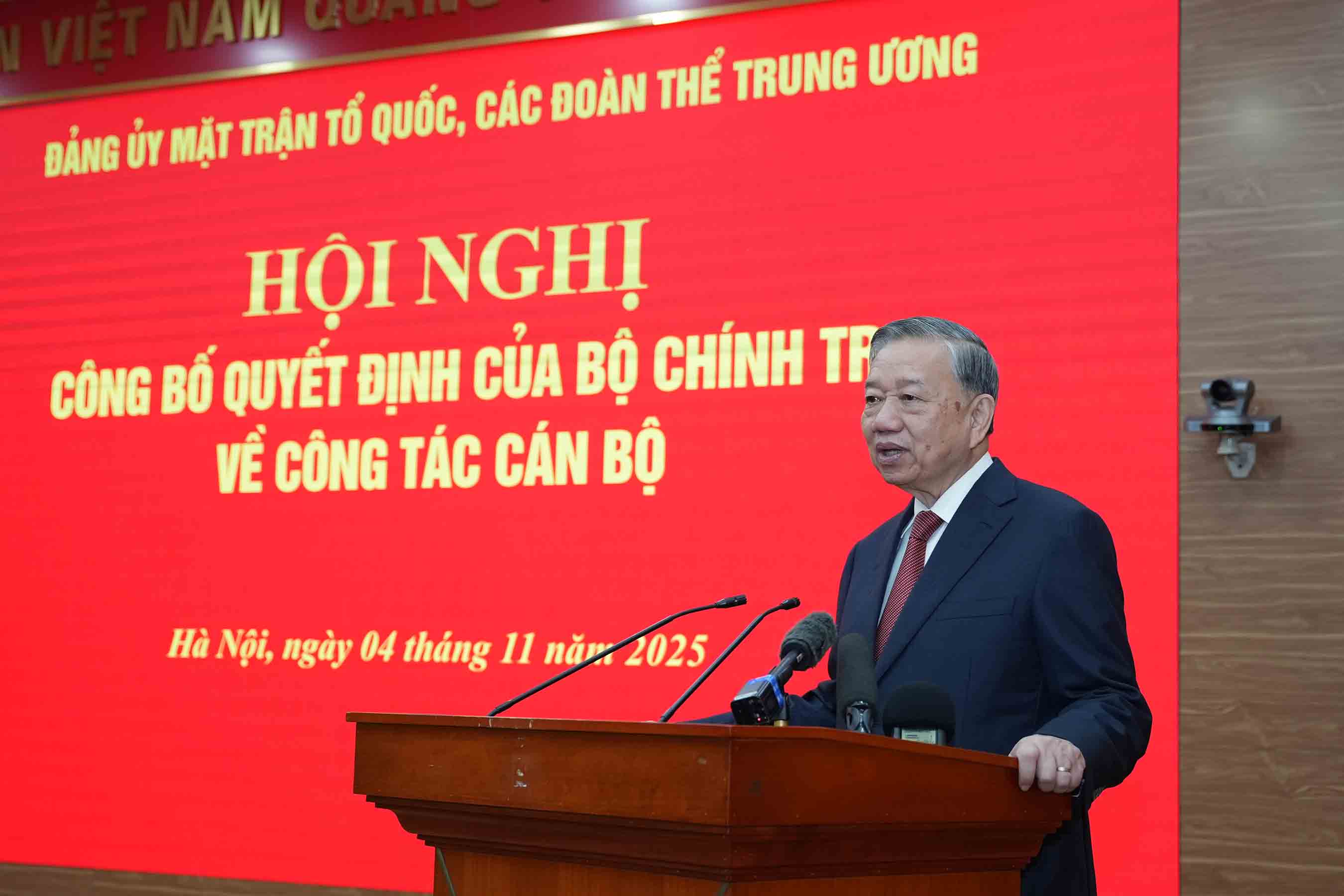 General Secretary To Lam delivered a speech assigning tasks to comrade Bui Thi Minh Hoai. Photo: Huu Chanh