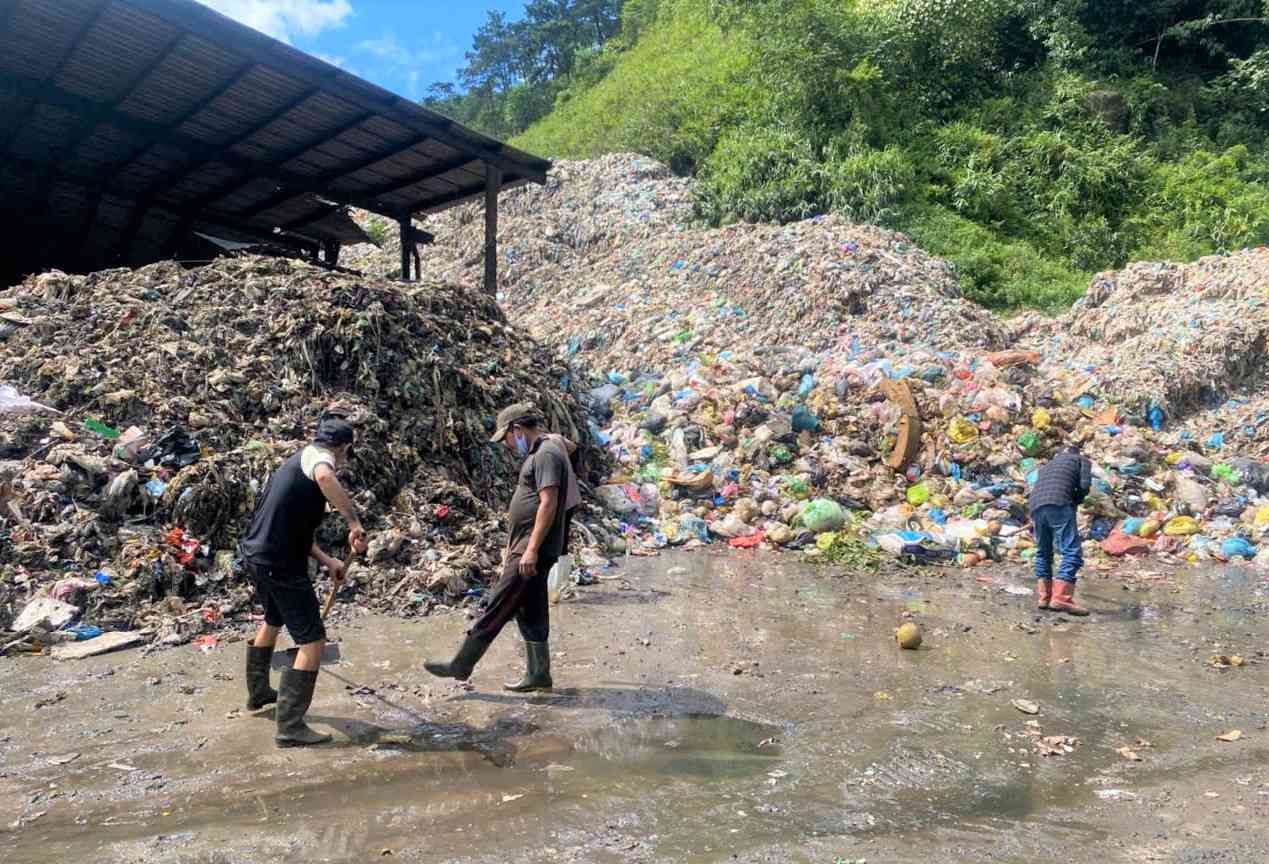 Noi ve phuong an xu ly luong rac dang ton dong, Ong Le Dinh Trong, Chu tich HDQT Cong ty CP Moi truong xanh Friendly (don vi van hanh nha may) cho biet, nha may hien co hai lo dot, song da xuong cap va hoat dong kho khan.  