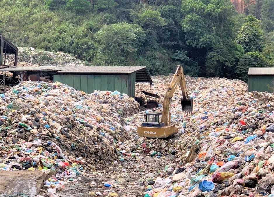 Qua trao doi, ong Le Dinh Trong, Chu tich HDQT Cong ty CP Moi truong xanh Friendly - don vi van hanh nha may cho biet, tu thang 7.2025 den nay, don vi chua duoc thanh toan chi phi xu ly rac. Nguyen nhan la do giua Ban Quan ly Du an dau tu Xay dung Khu vuc Bao Loc va Cong ty chua thong nhat duoc don gia xu ly rac. Do nhieu thang khong duoc thanh toan chi phi xu ly rac, Cong ty khong co kinh phi tra luong cho nguoi lao dong.