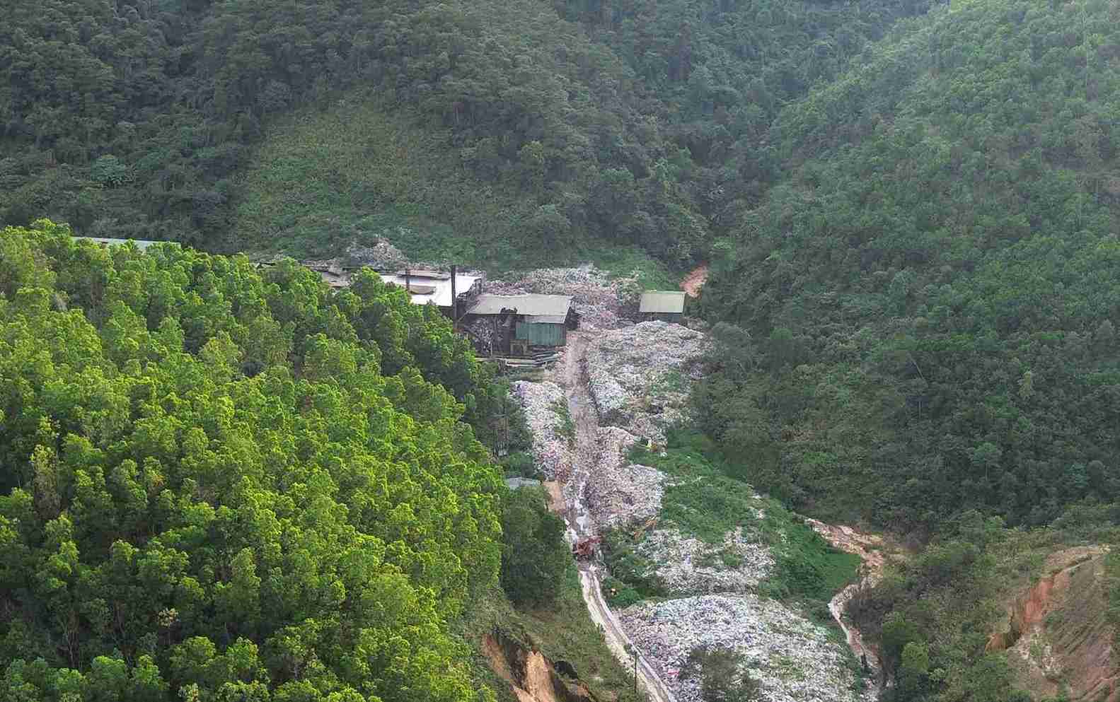 Theo thong ke cua Cong ty Co phan Cong trinh Do thi Bao Loc, hien tai luong rac dang u dong tai Nha may xu ly rac uoc tinh khoang 64.000 tan. Anh: Phuc Khanh