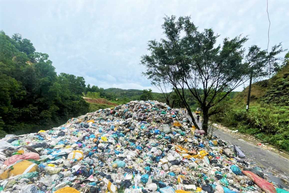 Ghi nhan thuc te cua phong vien Bao Lao Dong cho thay, rac thai ton dong tai Nha may xu ly rac Bao Loc dang chat cao nhu nui.