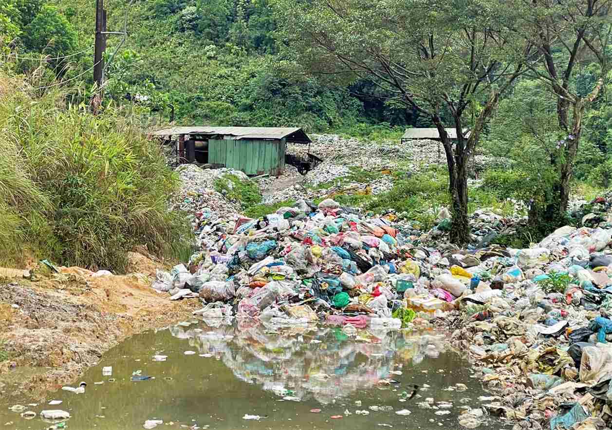 Ghi nhan vao ngay 3.11 cua phong vien Bao Lao Dong, cac lo dot tai Nha may xu ly rac Bao Loc van trong tinh trang an binh bat dong sau thoi gian dai tam dung.