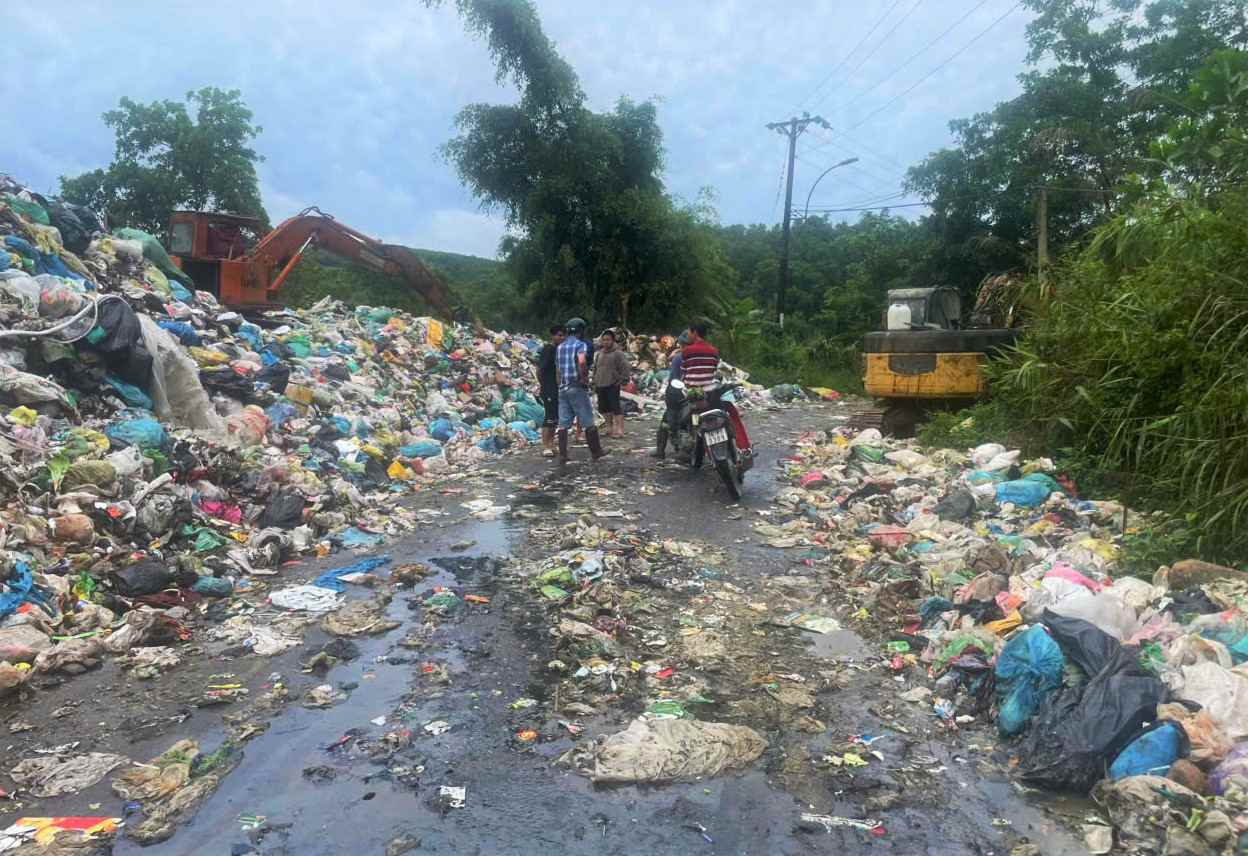 Theo thong ke chua day du cua co quan chuc nang phuong 3 Bao Loc, hien Nha may xu ly rac Bao Loc dang no luong cua nguoi lao dong hon 2 ti dong. Trong anh, cong nhan den Nha may xu ly rac de kien nghi duoc tra luong