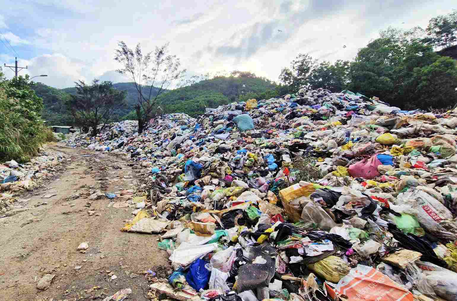 Ba Vo Thi Thu Nga, Chu tich UBND phuong 3 Bao Loc cho biet, hien Nha may xu ly rac tren dia ban dang ton tai nhieu bat cap. Rac thai u dong qua nhieu, tiem an nguy co o nhiem moi truong cao.