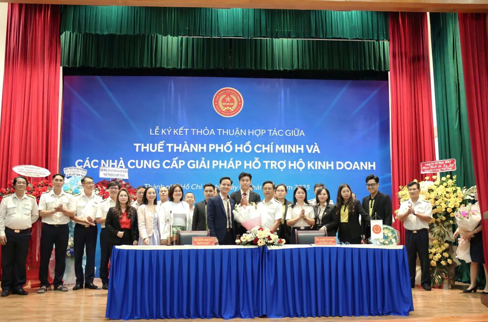 Thue Thanh pho Ho Chi Minh va Cong ty Co phan MISA chinh thuc ky ket hop tac huong dan chinh sach thue – ho tro ho kinh doanh chuyen doi so – trien khai hoa don dien tu. Anh: MISA