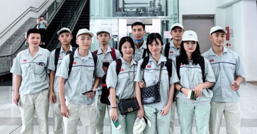 계약에 따라 해외 취업 절차를 준비하는 노동자. 사진: Dolab