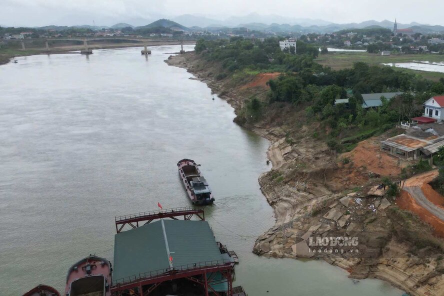Khu vuc sat lo dai khoang 1km o bo ta song, tren va duoi cau song Lo. 