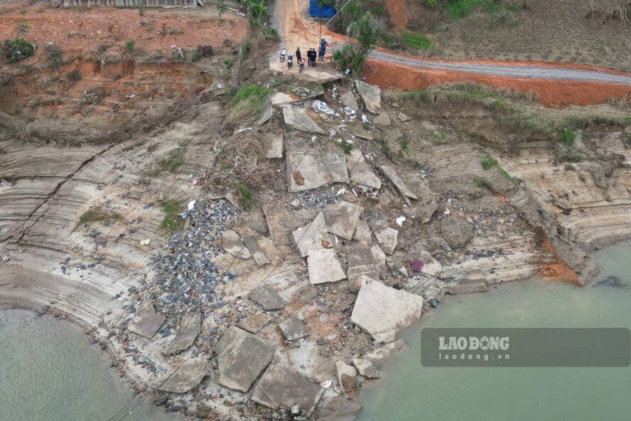 The landslide on the banks of the Lo River at Hop Nhat ferry terminal caused the concrete road to collapse. Photo: To Cong.
