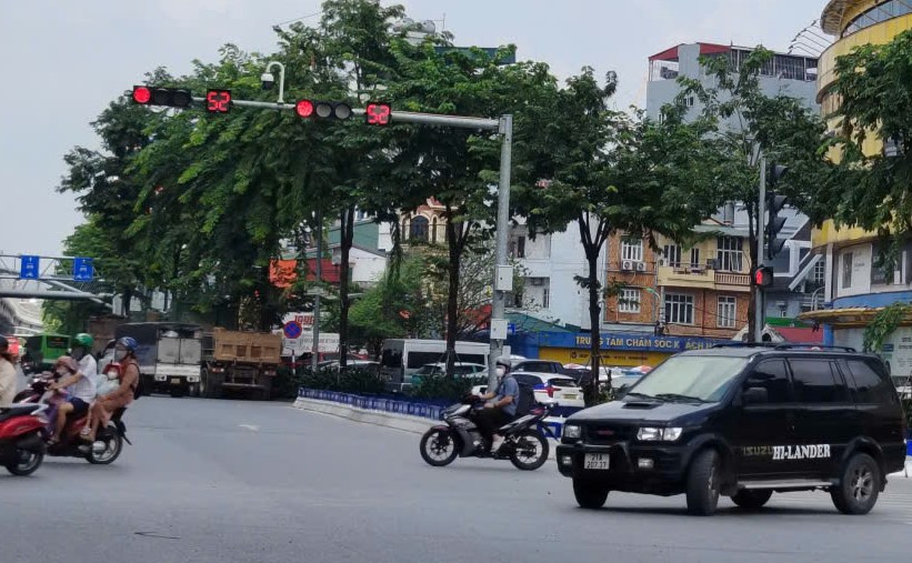 People note the new regulations on car emissions. Photo: Xuyen Dong