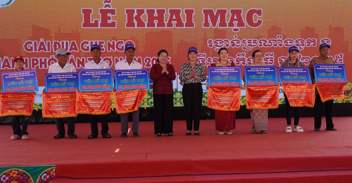 Lanh dao Thanh uy, UBND, Uy ban MTTQ Viet Nam TP Can Tho tang co luu niem va tien ho tro 30 trieu dong cho moi doi tham gia. Anh: Phuong Anh