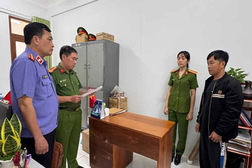 Cơ quan công an thi hành quyết định khởi tố, bắt tạm giam đối với Nguyễn Văn Hạnh - nhân viên Công ty TNHH một thành viên Nguyên Phát Gia Lai. Ảnh: Viện KSND tỉnh Gia Lai