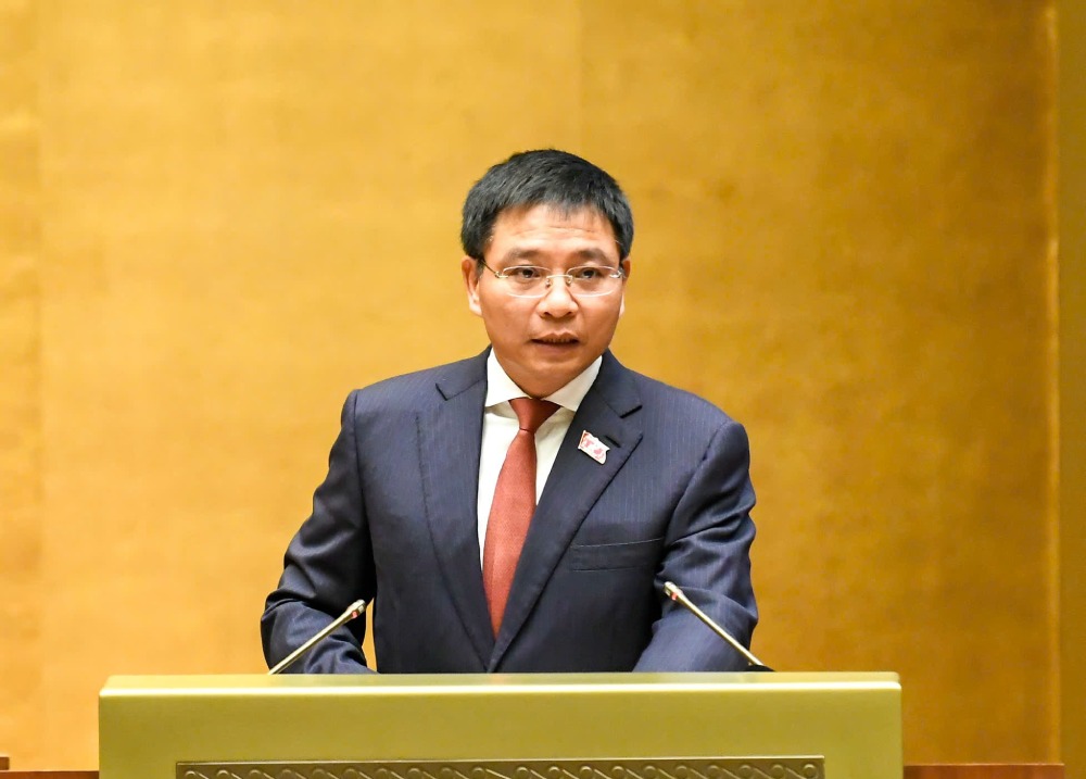 Nguyen Van Thang 재무부 장관이 세금 관리법(개정) 초안에 대한 보고서를 발표하고 있습니다. 사진: Pham Dong