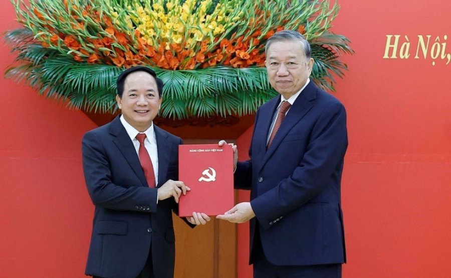 General Secretary To Lam presented the decision to transfer, assign, and appoint General Trinh Van Quyet as Head of the Central Propaganda and Mass Mobilization Commission. Photo: VNA