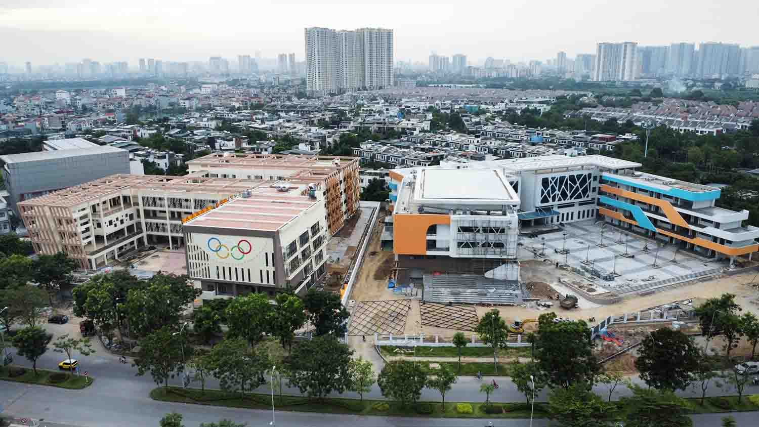 The primary and secondary school in Hoang Mai ward is being completed. Photo: Viet Bac.