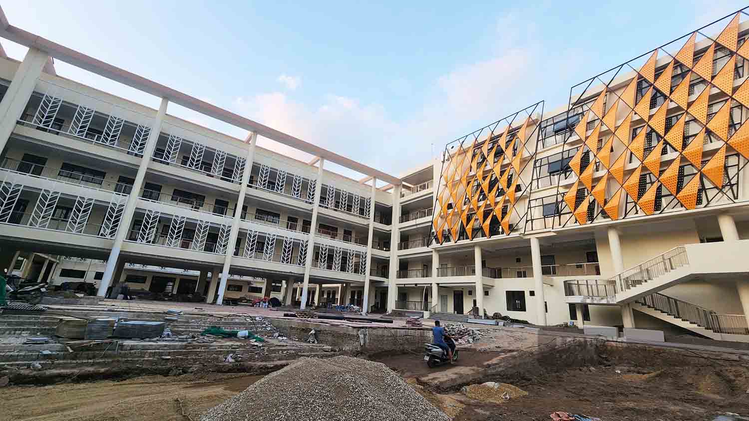 Truong tieu hoc va trung hoc co so tai phuong Hoang Mai duoc xay dung theo tieu chi truong chuan quoc gia voi day du cong nang. Anh: Viet Bac.