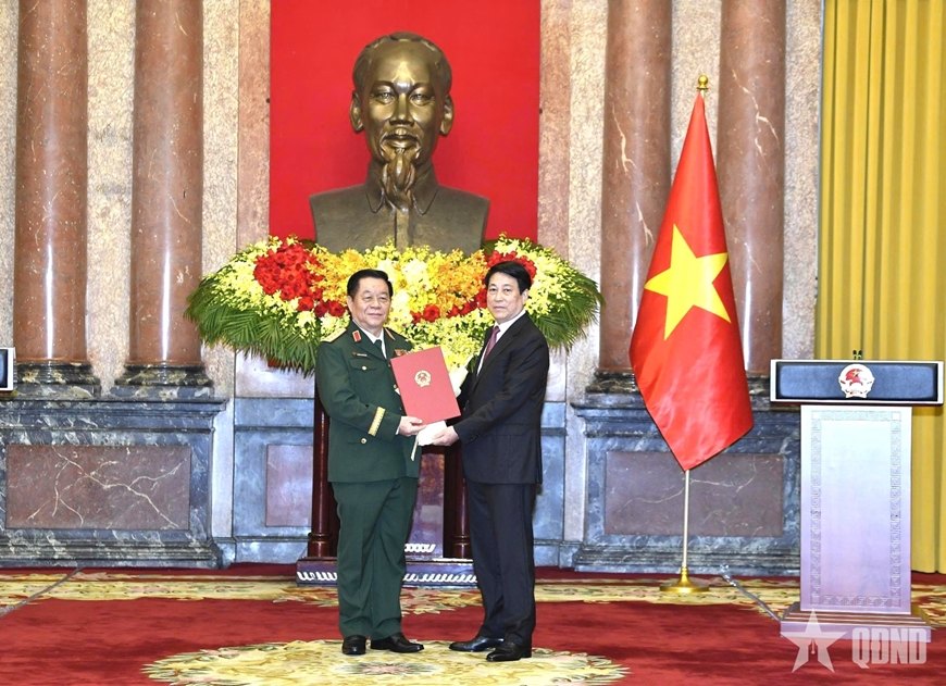 Politburo member and President Luong Cuong presented the Decision to appoint the position of Director of the General Department of Politics of the Vietnam People's Army and presented the Decision to promote the rank of General to Mr. Nguyen Trong Nghia. Photo: QDND