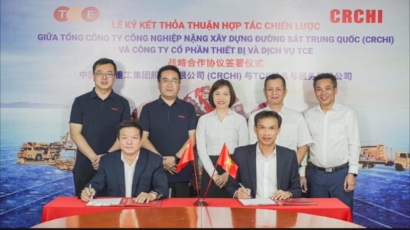 TCE 및 CRCHI 지도자 대표가 전략적 협력 협정 체결 의식을 수행하고 있습니다. 사진: TCE