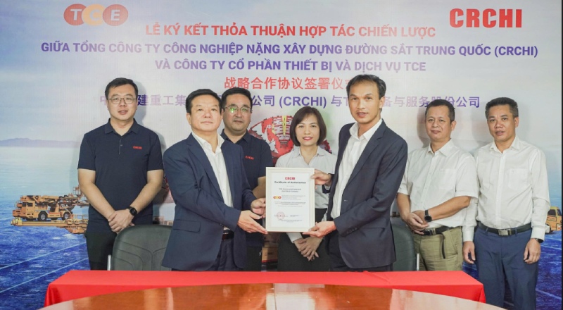 Dai dien CRCHI trao chung nhan hop tac cho Cong ty Co phan Thiet bi va Dich vu TCE. Anh: TCE